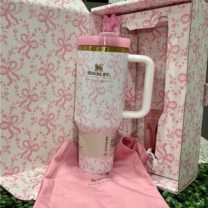 STANLEY + LoveShackFancy 40oz
Quencher Tumbler* COQUETTE BOW
CHANTILLY